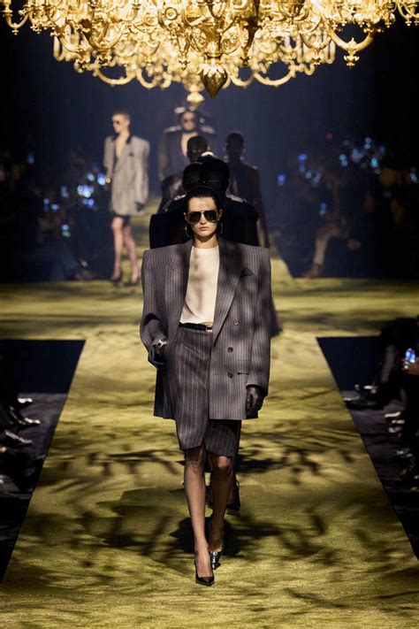 musica sfilata finale di yves saint laurent|saint laurent italia 2023.